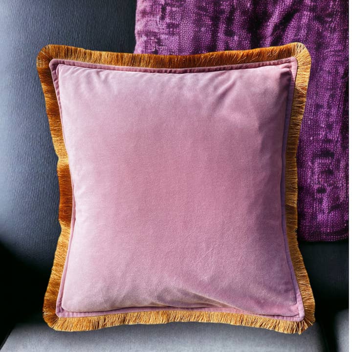 Rosie & Smudge – wholesale Throw/decorative pillow – English Rose Pink Velvet Cushion With Gold Fringe Edge