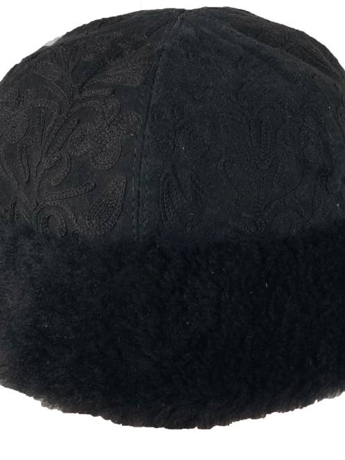 Casquette brodée en daim noir fait main pour la vente par Rayz Intl