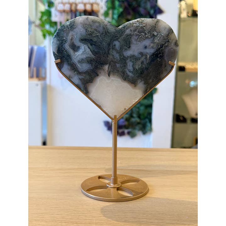 Mosagaat Hart op Standaard - 616g - 20cm x 14cm voor wholesale door Crystal Cove Minerals