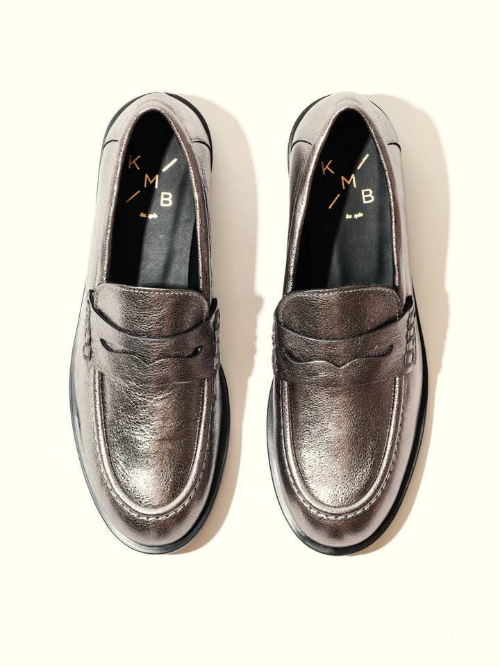 EMILIA SILVER – Zachte Metallic Leren Instappers voor wholesale door KMB Shoes