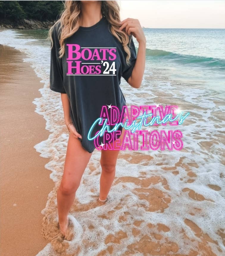 Christina's Adaptive Creations - Vente T-shirt à imprimés – femme - T-shirt graphique rose fluo Boats and Hoes 2024