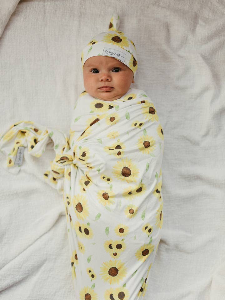 Drei kleine Sonnenblumen geknotete Beanie-Mütze für den Großhandel von Wonderfully Made Baby