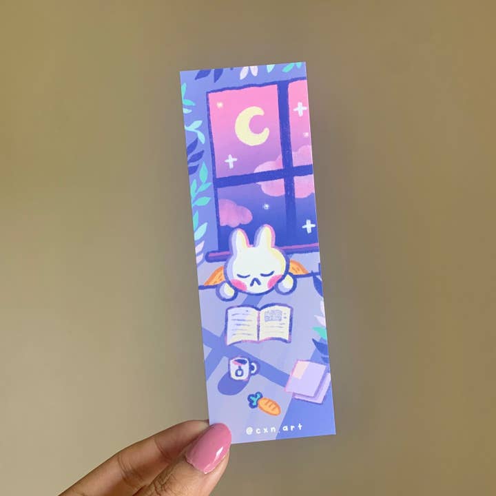 Marque-page brillant Luna Bunny Reading 2x6 pouces pour la vente par CXN ART