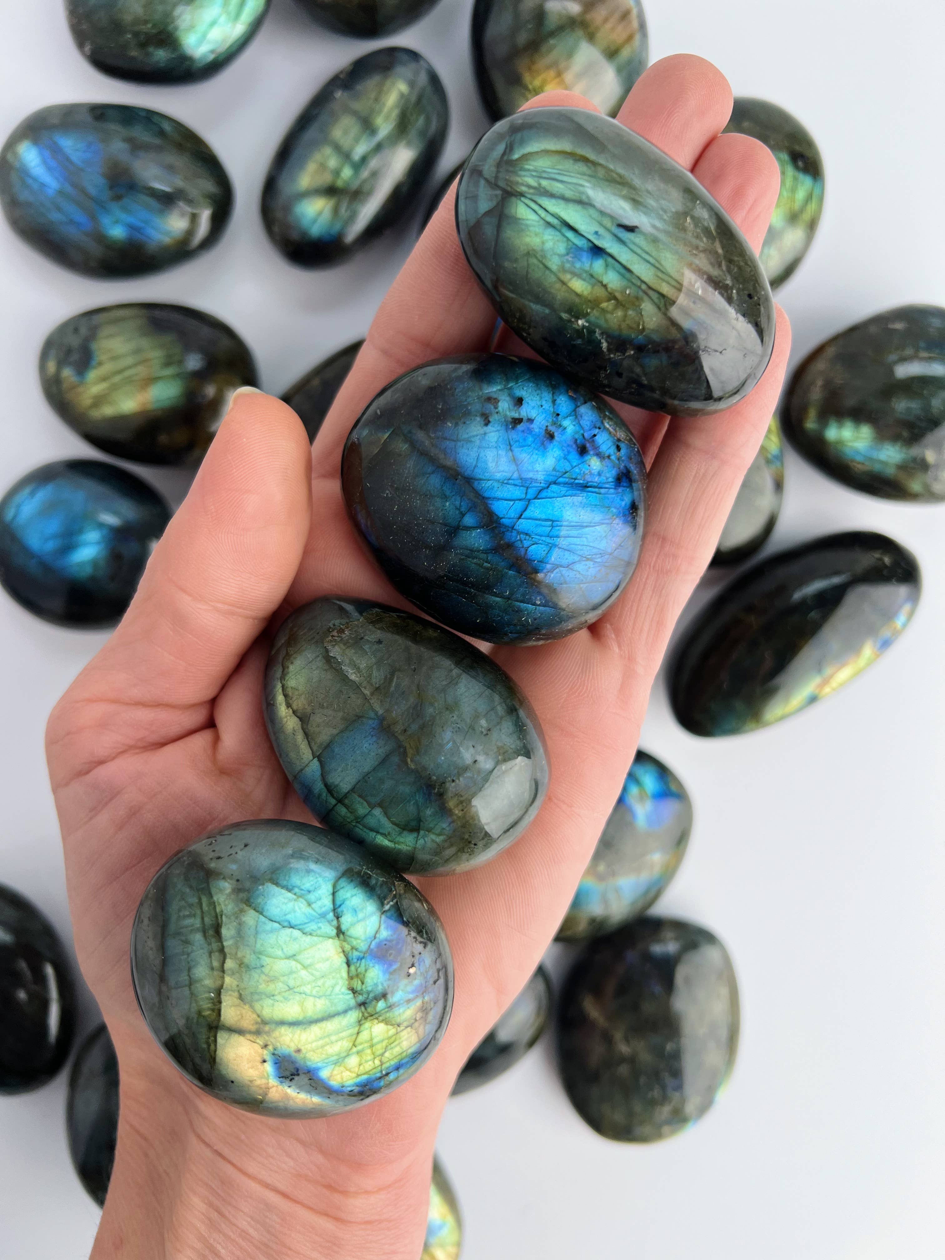 Terra Dawn Minerals – wholesale Andlig sten/kristall – Labradorit kristallpalmstenar1