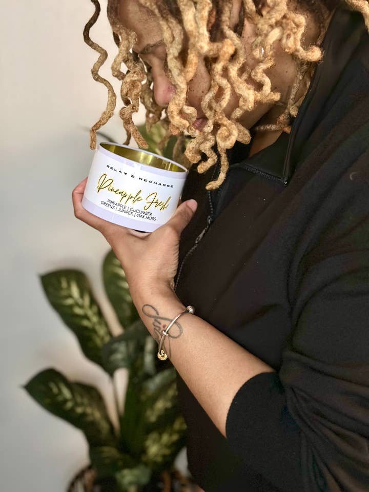 Ananas frais pour la vente par Selfishscents Candle Co.