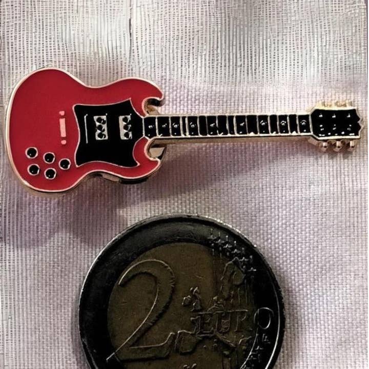 Magnifique Hearts - Wholesale Brooch - Musical Instrument Guitar Brooch Enamel Badge Pin