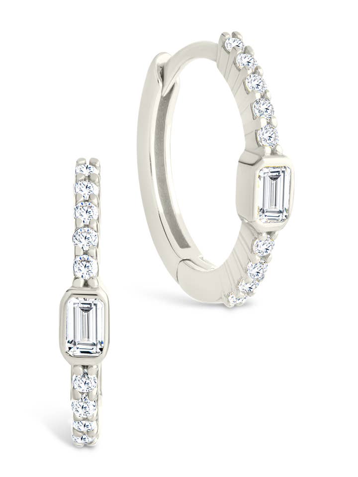 Boucles d'oreilles créoles en argent sterling avec émeraude taille émeraude sertie clos. pour la vente par Sterling Forever