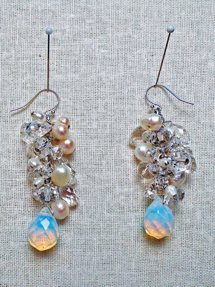 Orecchini in quarzo Cascade trasparente per la vendita all'ingrosso da parte di Scarlette Dove