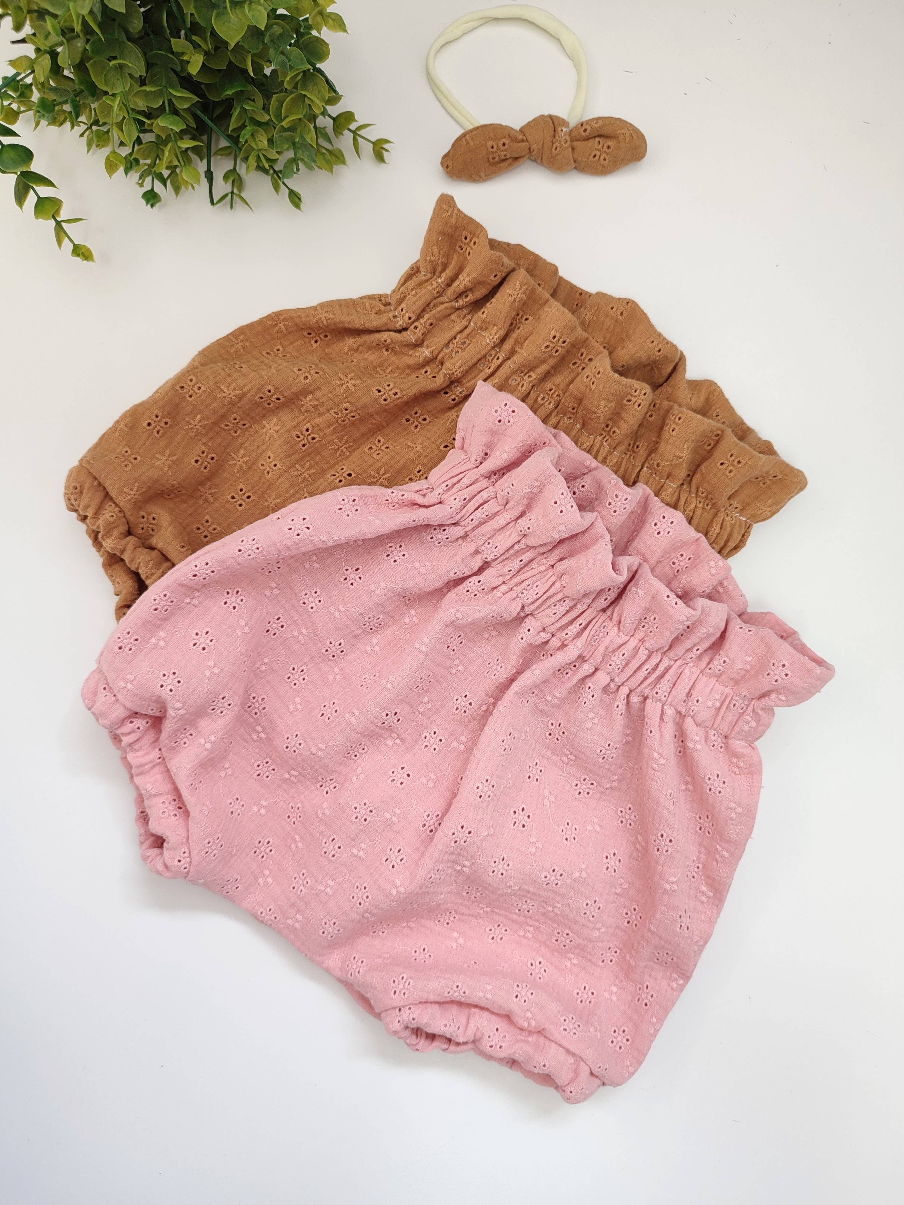 Petiteaude – Großhandel Unterwäsche/Windelüberhose – Baby – Rosafarbene, bestickte Pumphose aus Musselin mit hoher Taille2