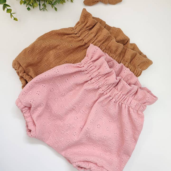 Petiteaude – Großhandel Unterwäsche/Windelüberhose – Baby – Rosafarbene, bestickte Pumphose aus Musselin mit hoher Taille2