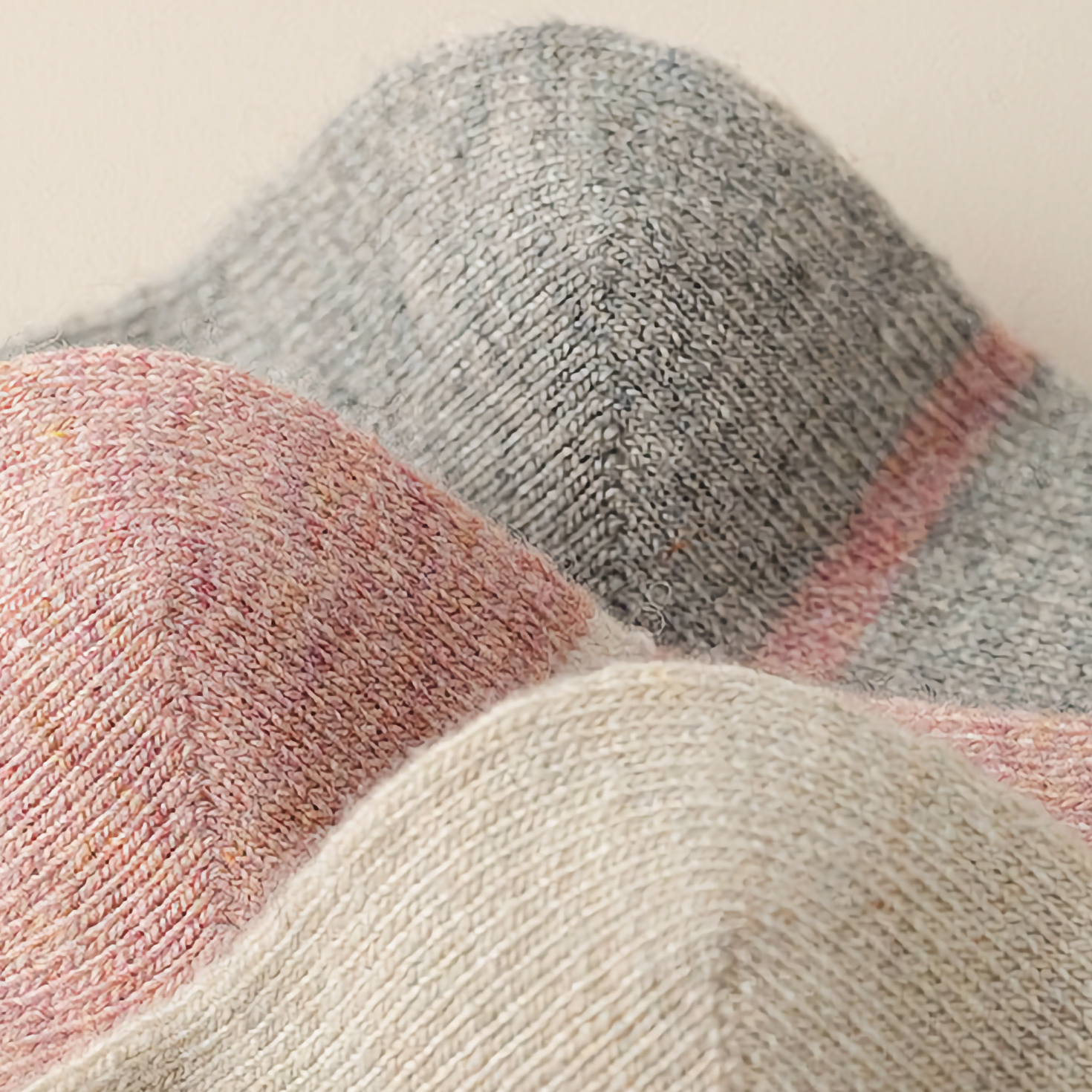 Happy Knits – Engroshandel Strømper - Dame – Uldstrømper til kvinder - retro, hjertebroderi, varme og hyggelige11