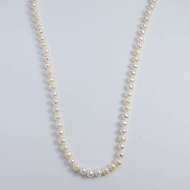 Collier de perles blanches (long) pour la vente par NightLight Collection