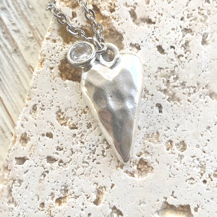 VB&CO Designs Handmade Jewelry - Vente Colliers à pendentif - boutique de bijoux non ternis en forme de cœur martelé pour la Saint-Valentin3