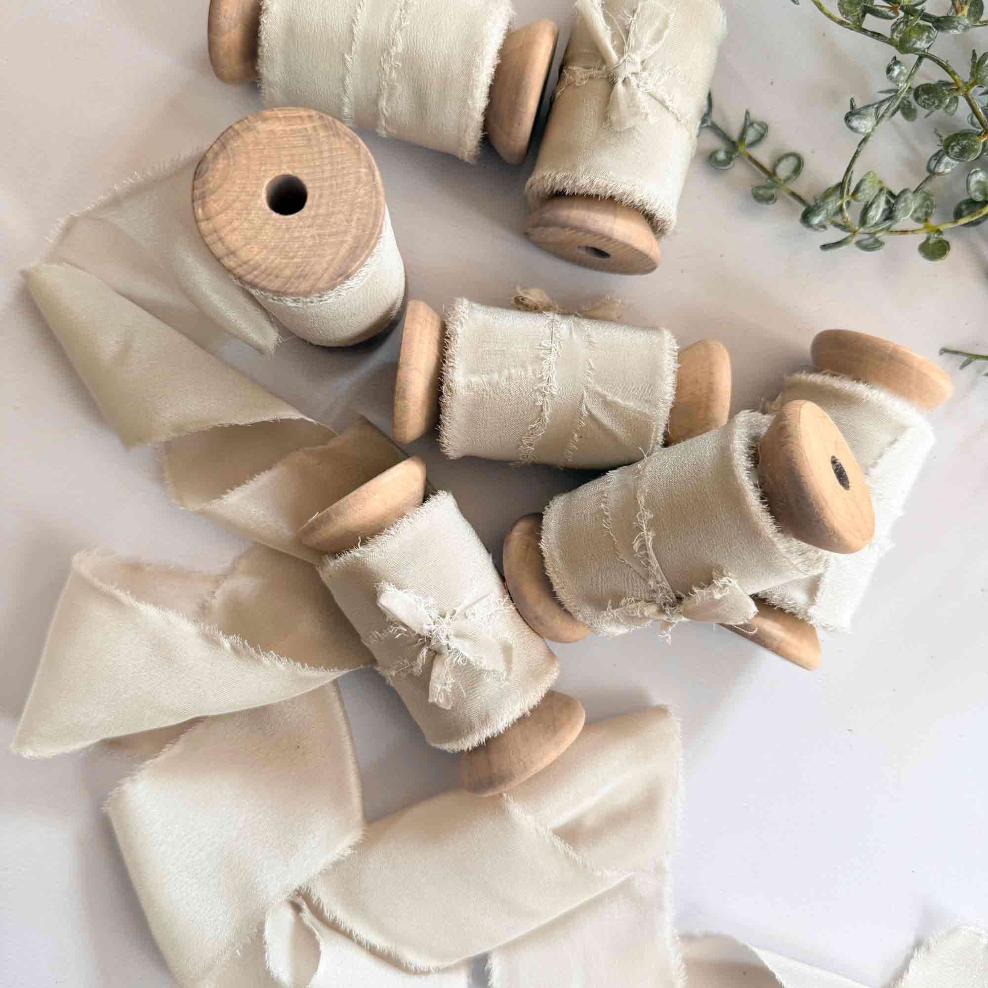 The Natural Paper Company - Vente Ruban – emballage cadeau - Ruban de soie couleur putty | Rouleau de ruban de soie beige naturel2