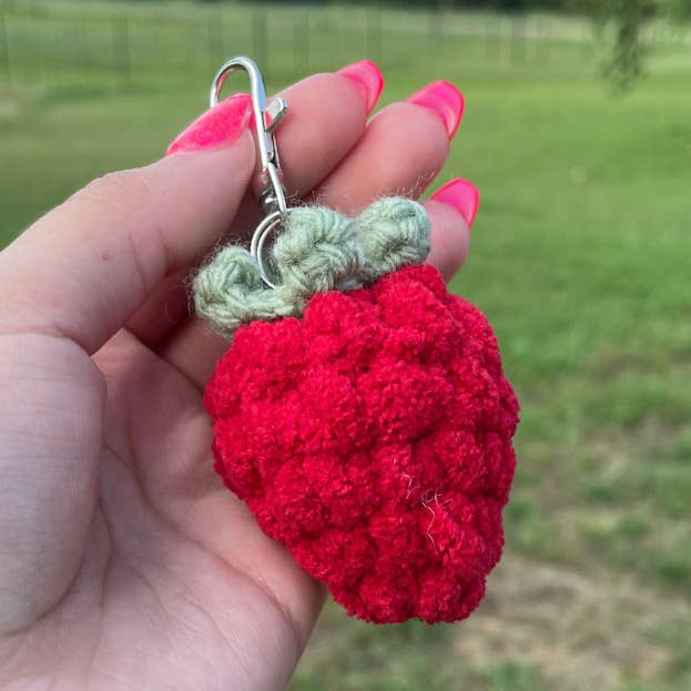 Hæklet jordbær - nøglering for engroshandel hos Soft and Scent Haven Shop LLC