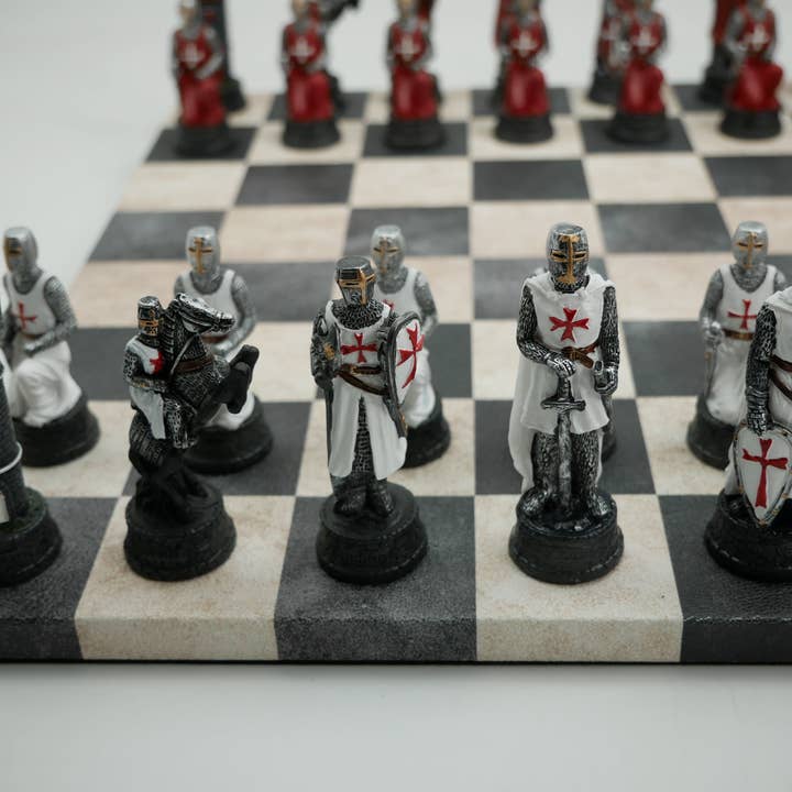 WorldWise Imports – Großhandel Brettspiele – Schachset - Kreuzzüge Schachfiguren auf Schwarz & Creme Kunstleder Schachbrett1