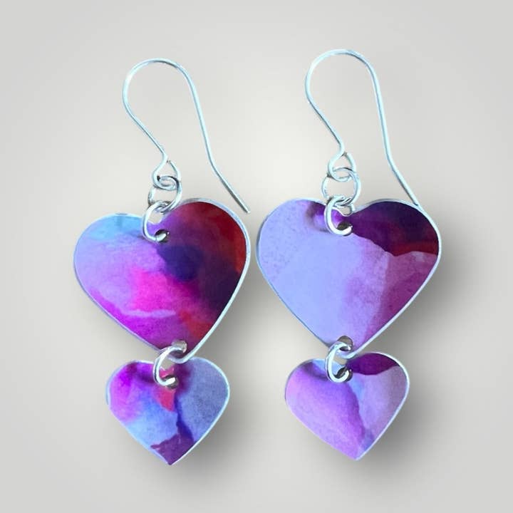 Boucles d'oreilles en aluminium brillant mauve à double goutte en forme de cœur pour la vente par Rachel Stowe Jewellery