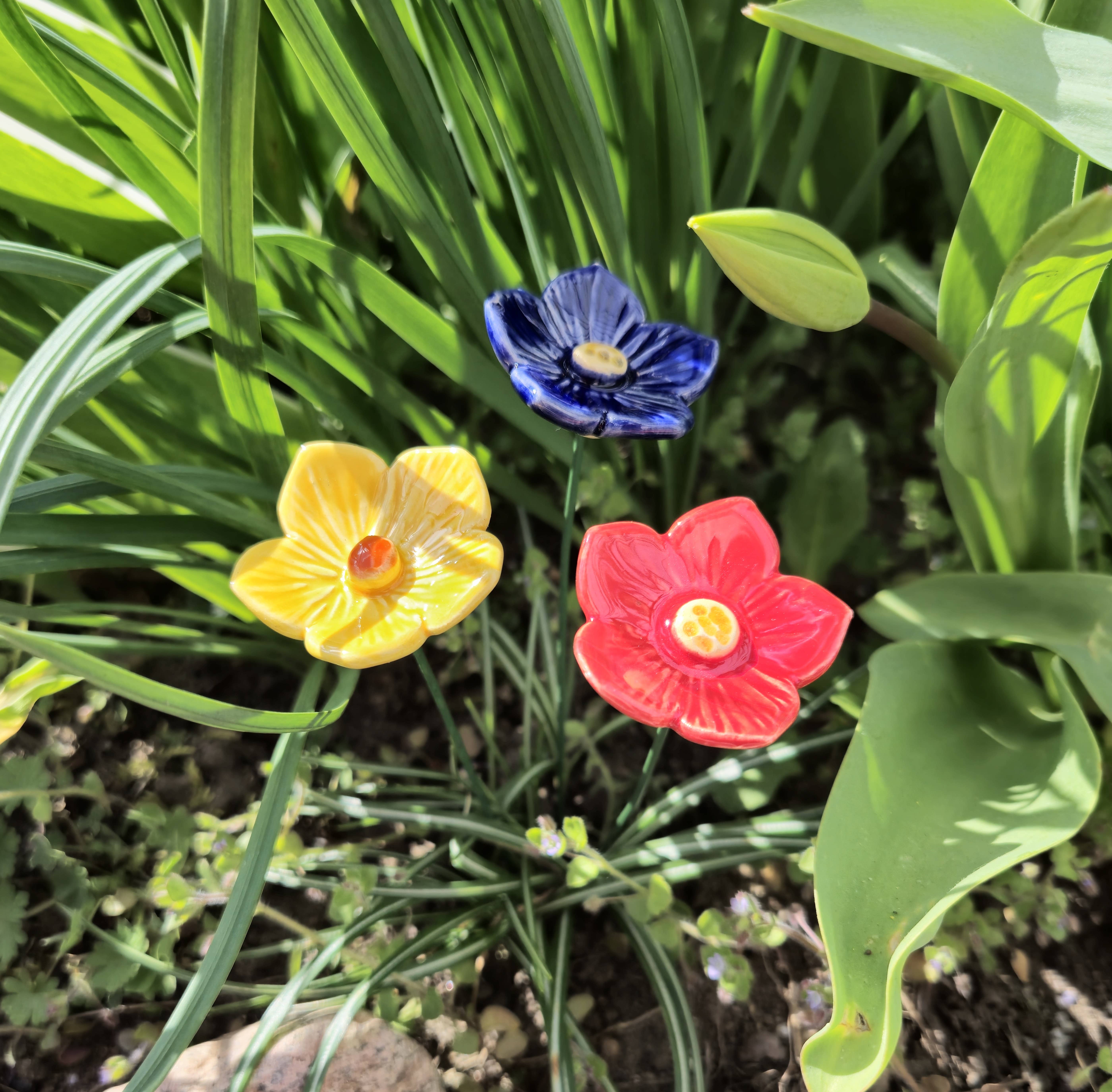 Pannonhem AB. – wholesale Garden/lawn stake – Ceramic Petunia,Plant stake, Petunia on stem
10