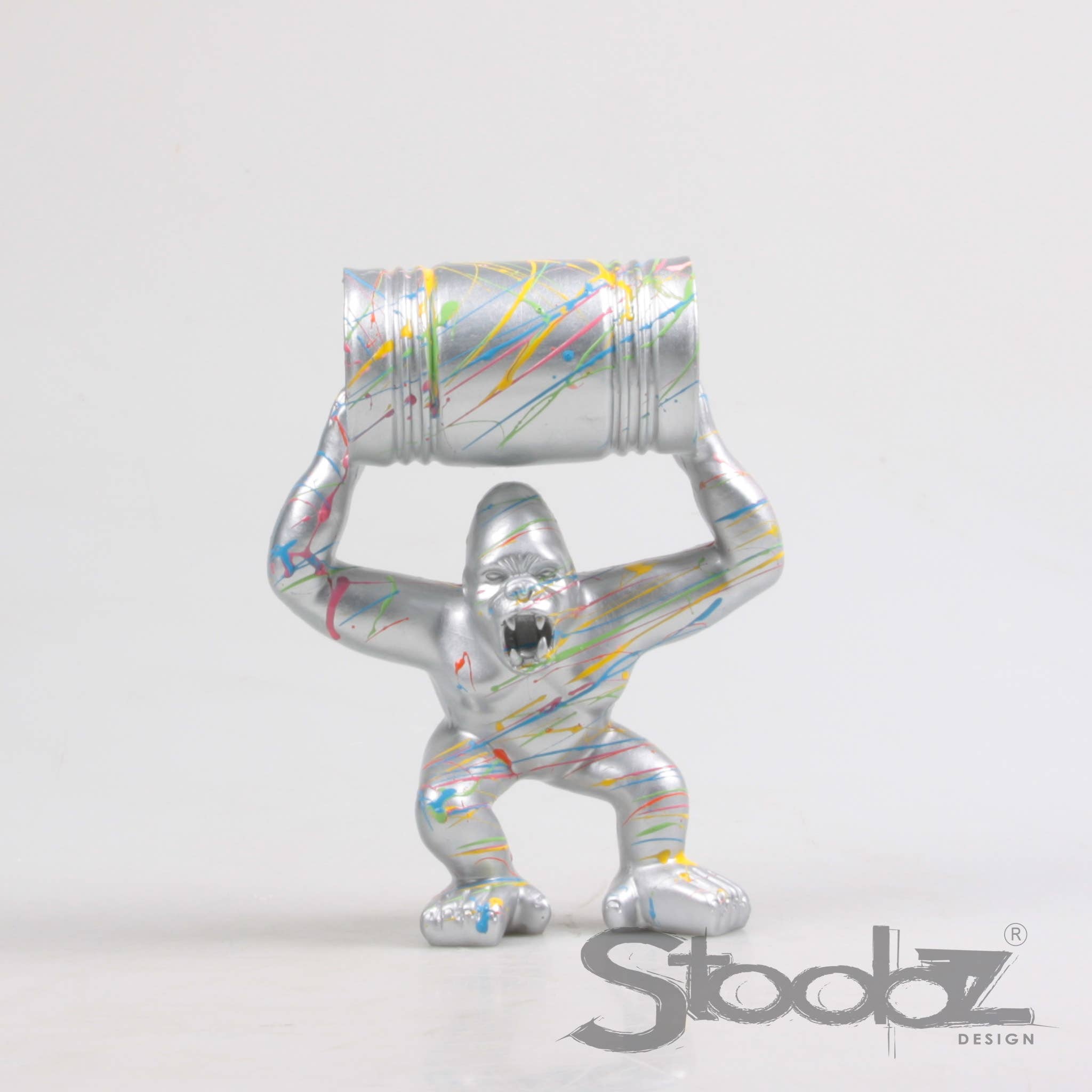 Imhof & Stevens BV - Wholesale Decorative Figurine - GORILLA M/OIL CAN 4 WHEELS B/W/B/Y SPRAY 21 CM STOOBZ DESIGN2