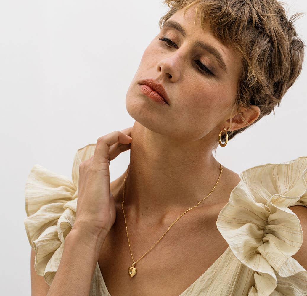 Amano Studio - Wholesale Medaillonkettingen - Kleine hartvormige medaillon met Tsjechisch kristal aan 50 cm figaroketting3