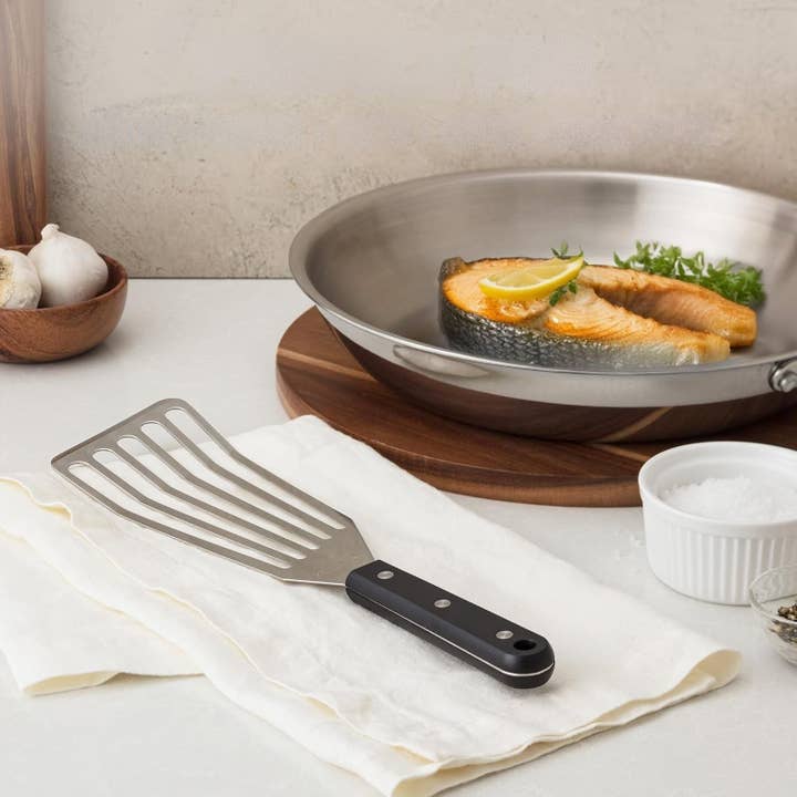 Edelstahl-Fischspatel für antihaftbeschichtetes Kochgeschirr 12,4" für den Großhandel von Zulay Kitchen