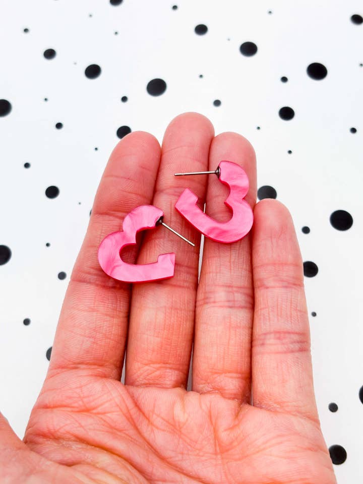 Boucles d'oreilles en acrylique en forme de cœur marbré rose moyen pour la vente par Sapphire Frills Ltd