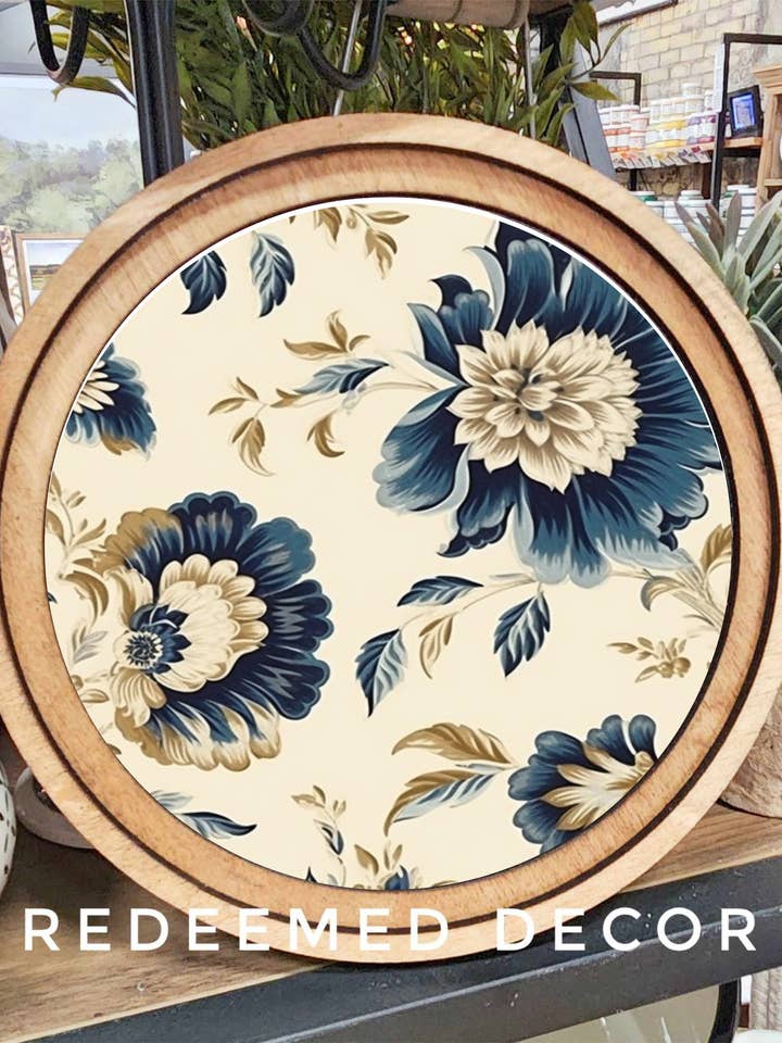 8" Rundt Blomstermønster i Marineblå og Tan for engroshandel hos Redeemed Decor