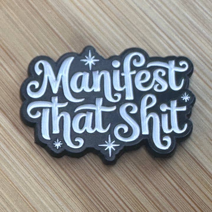 Manifestera den skiten emaljpin - Svart och vit för wholesale av Scribble & Scroll