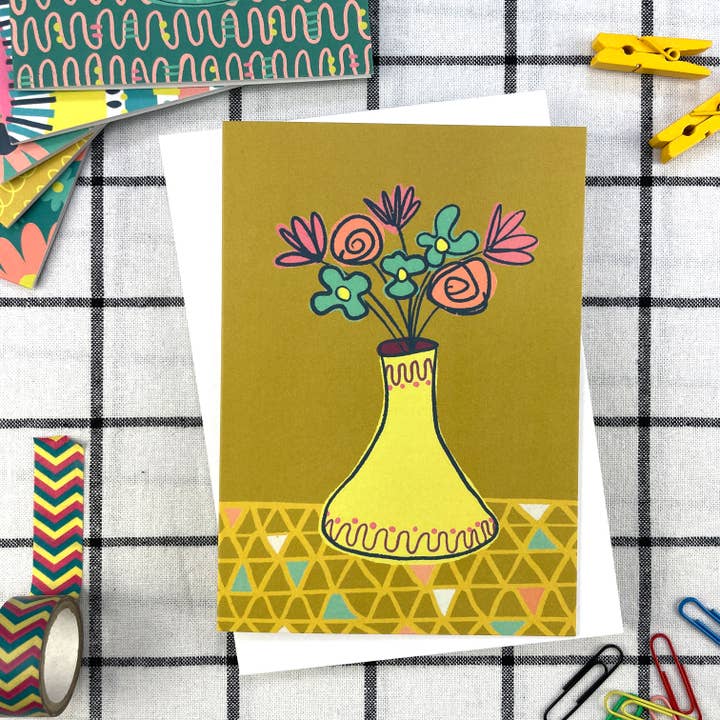 Vase floral en moutarde pour la vente par Anna Treliving Design