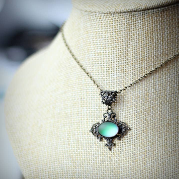 Collier en filigrane en verre vert givré Lumina pour la vente par Circa 1890