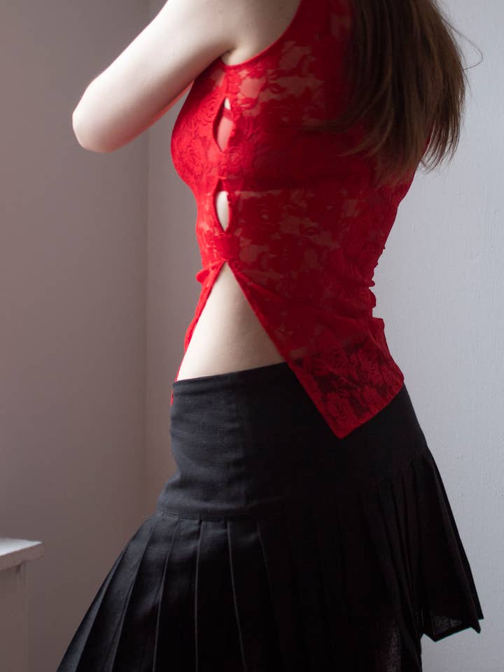 Débardeur asymétrique à lacets latéraux en cerise pour la vente par Heather Stanko