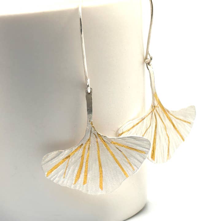 Boucles d'oreilles pendantes feuille de ginkgo en or et argent Keum Boo pour la vente par Floweredsky Designs