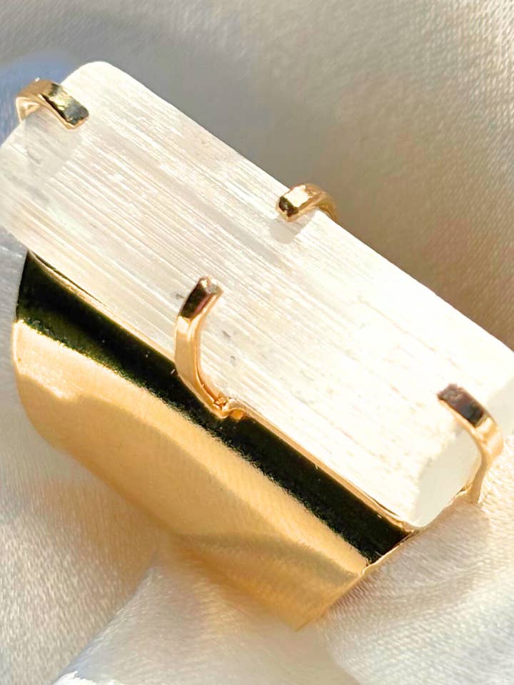 Anello Statement con Selenite — Pietra Naturale Autentica, Placcato in Oro 18K, Fascia Regolabile per la vendita all'ingrosso da parte di Aqua Brasil LLC