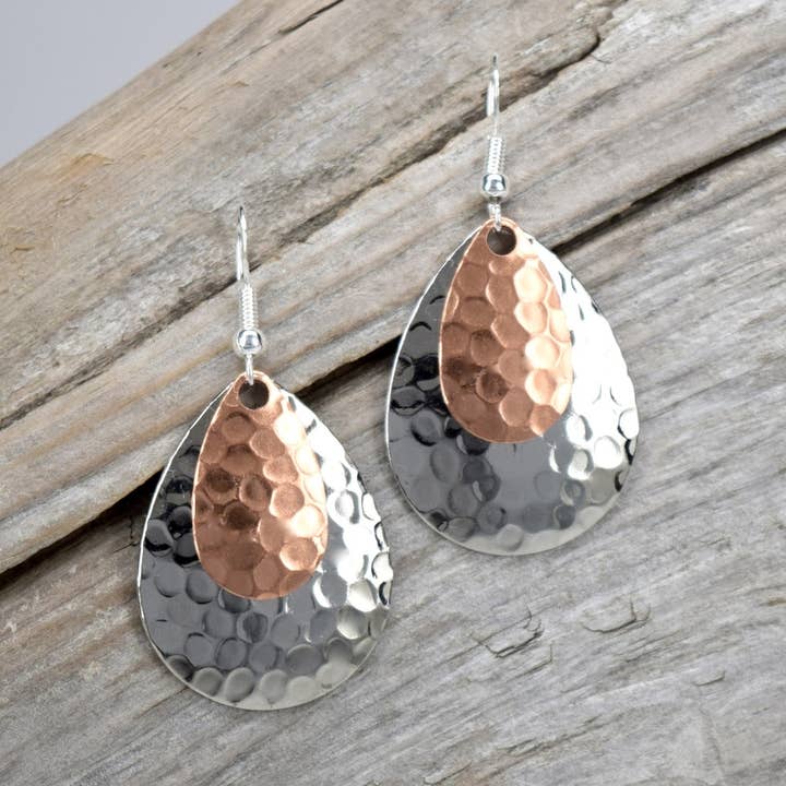 LG. Boucles d'oreilles en argent/cuivre martelé pour la vente par Eye Catching Jewelry