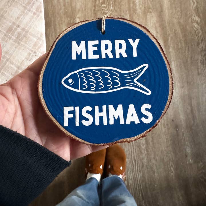 Glædelig Fiskmas Træskive Ornament for engroshandel hos Stone Donut Design, LLC