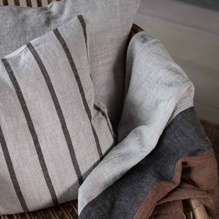 Tell Me More – Großhandel Zierkissenbezug – Melvin Kissenhülle 40x60 - taupe gestreift3