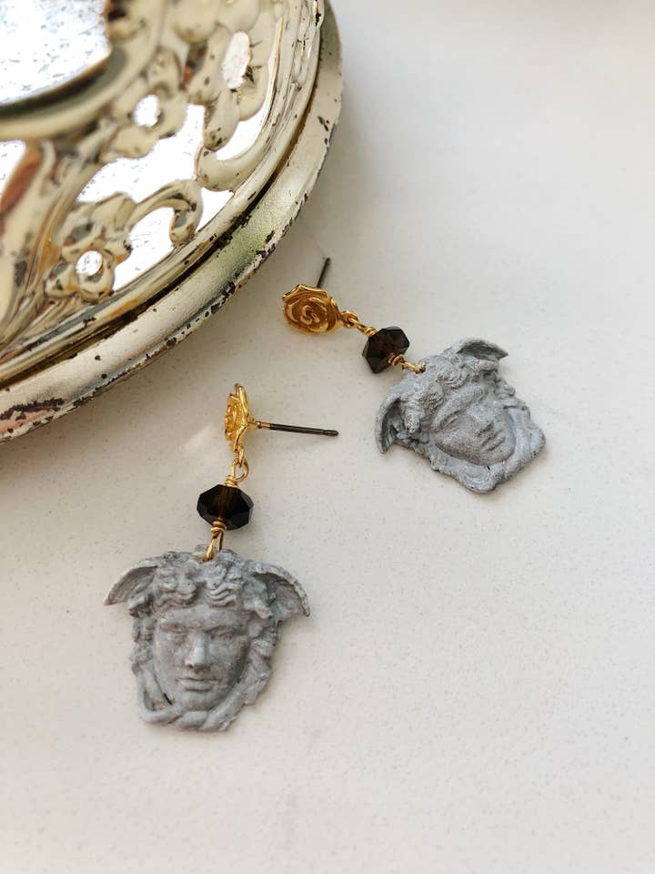 Romantisk Medusa øreringe for engroshandel hos Artifacts World