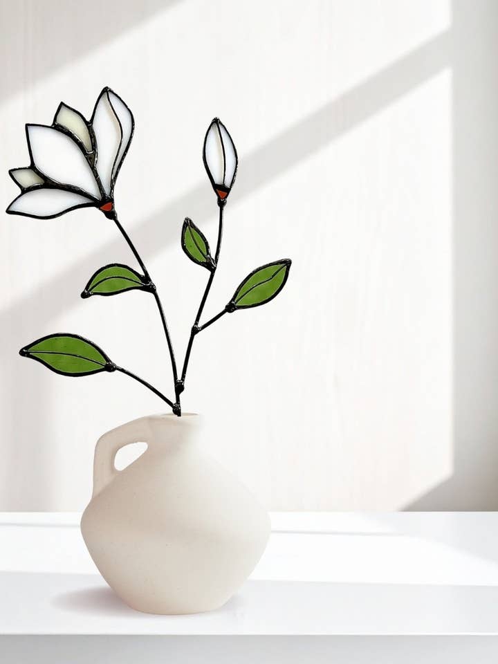 Tige en verre teinté Magnolia | Décor botanique du Sud pour la vente par Samara Designs Studio