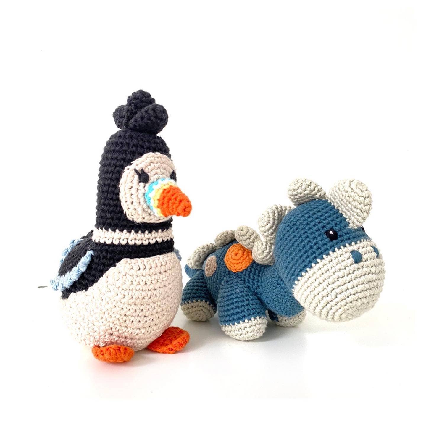 Pebblechild – wholesale Skallra - Baby – Virkat babyleksak dinosaurie skallra - petrolblå10