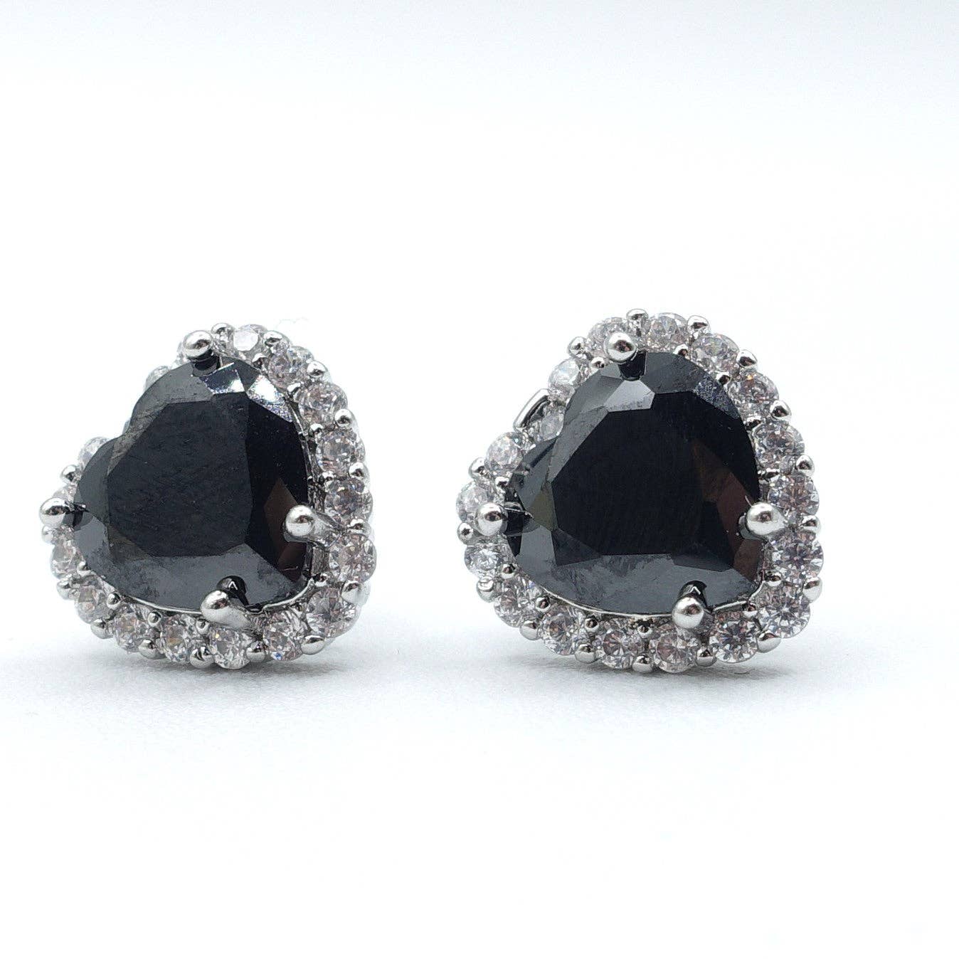 Daemon srls - Wholesale Stud/Post Earrings - DIANA ~Orecchini a bottone con cubic zirconia a forma di cuore1
