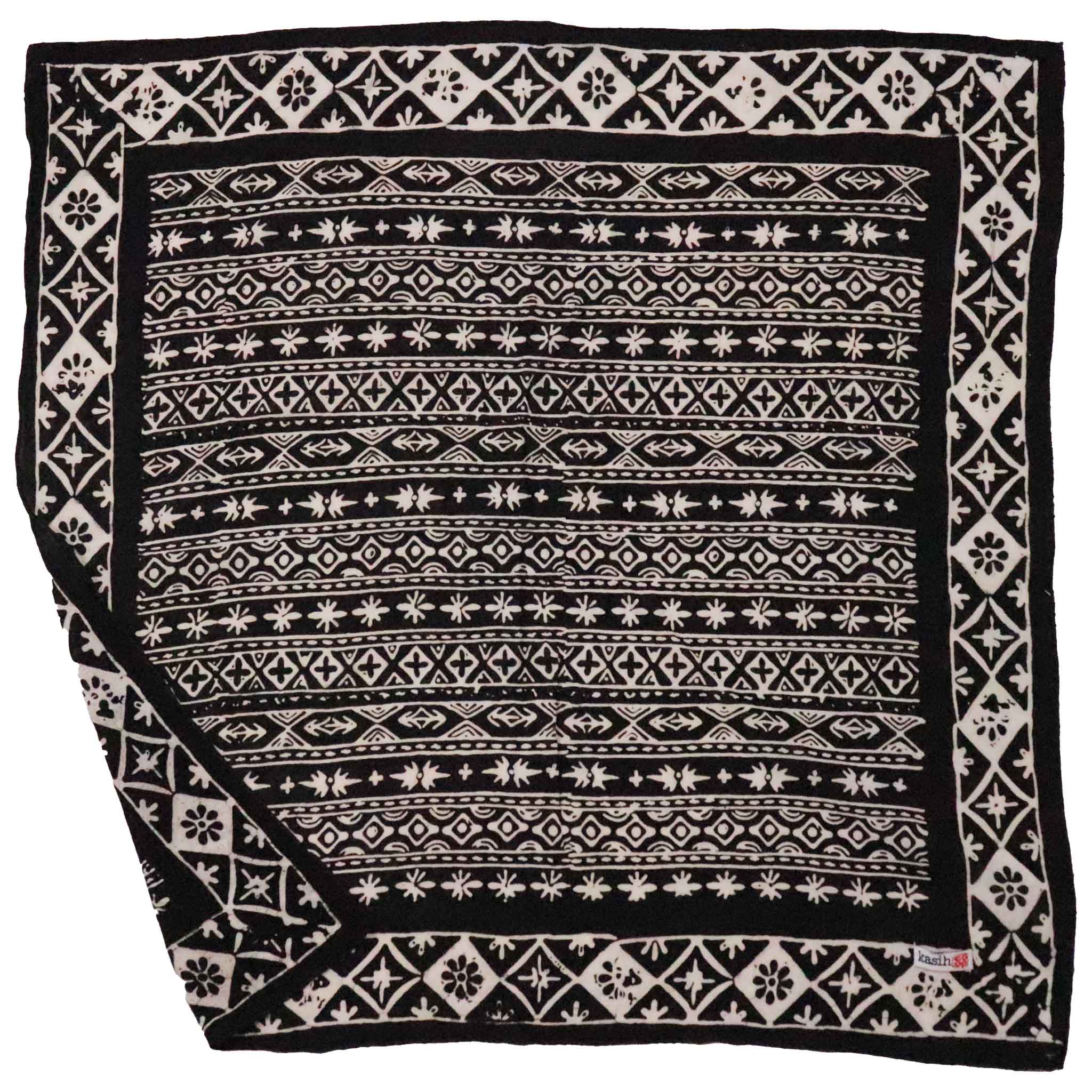 Kasih Co-op – Engroshandel Bandana - Dame – Håndfarvet Batik Bandana, 100% Bomuld, Sort Hvid Geometrisk, Håndstemplet8