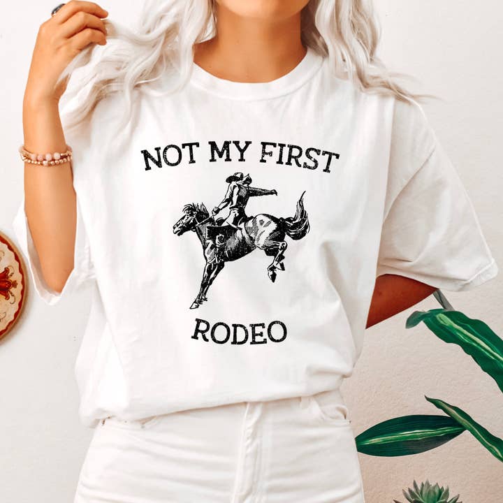 Refinery Number One LLC – wholesale Tunika - Dam – Not My First Rodeo, Cowboy, Bronco Rider, Country, Cowgirl, Tshirt2
