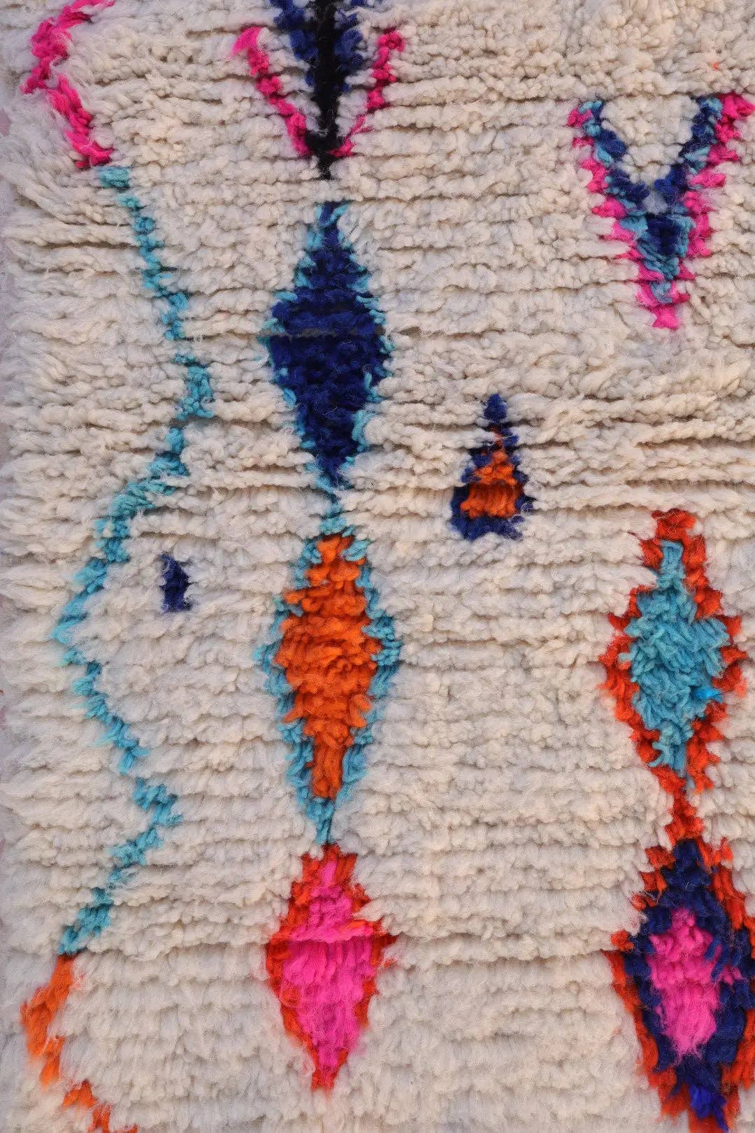 Néda – Engroshandel Løst tæppe – Hvidt Azilal Berber Tæppe med Fluorescerende Farvede Mønstre -6