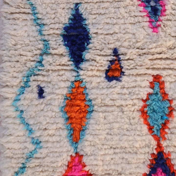 Néda – Engroshandel Løst tæppe – Hvidt Azilal Berber Tæppe med Fluorescerende Farvede Mønstre -6