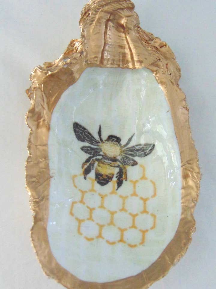 Designer Oyster Muschel Schmuck Schale Biene und Wabe für den Großhandel von Lowcountry Linens