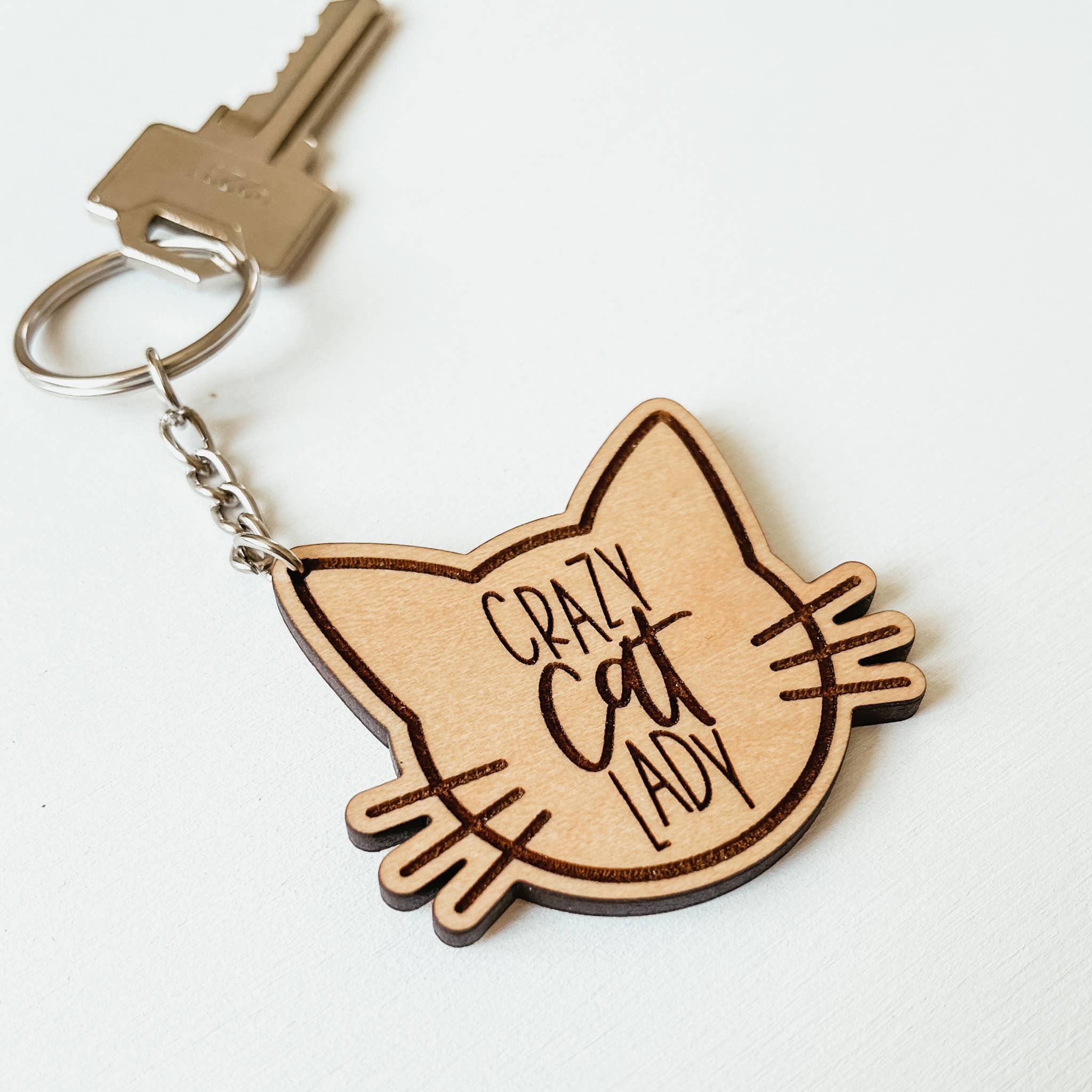 Knotty Design Co. - Vente Porte-clés – femme - Porte-clés en bois Crazy Cat Lady1