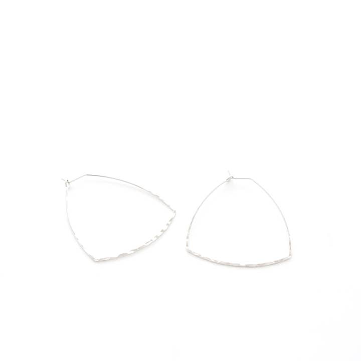 E7080 Lichtgewicht grote driehoekige oorbellen van gehamerd metaal voor wholesale door Heidi Hull Designs