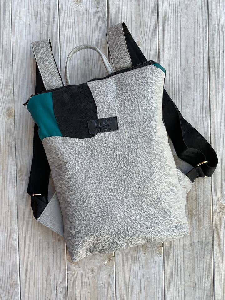 Petit sac à dos en cuir gris nude pour femme pour la vente par LeaF