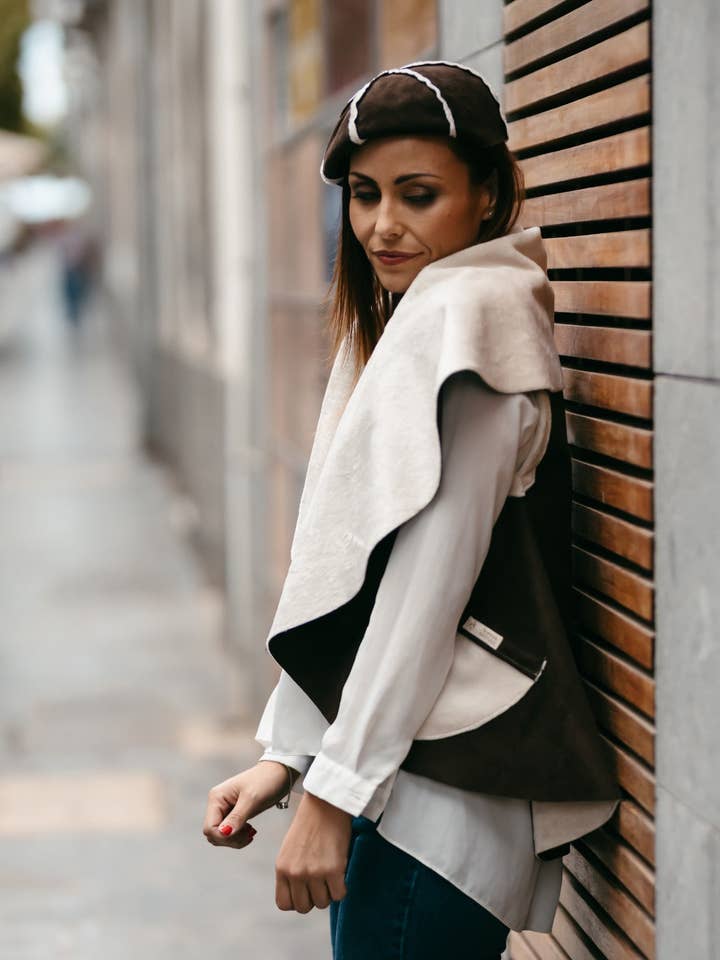 CHRISTIAN, chocolade vest voor wholesale door Arantxa Arenas Design