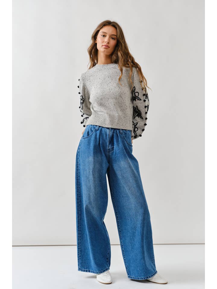 Aaron & Amber – Engroshandel Pullover - Dame – MAS3020 ÆRMET BRODERET SWEATER MED POMPOM6